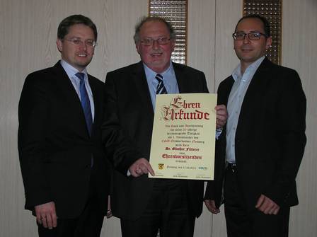 Landtagsabgeordneter Tobias Reiß (links) und der neue CSU-Ortsvorsitzende Gerald Braun (rechts) überreichten Dr. Günther Fütterer die Ernennungsurkunde zum Ehrenvorsitzenden des CSU-Ortsverbands Neusorg.