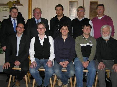 Gerald Braun (sitzend von links) wurde zum neuen Vorsitzenden des CSU-Ortsverbands Neusorg gewählt. Zur Seite stehen ihm die Stellvertreter Christian Heinl und Markus Dumler, Schriftführer Alexander Veigl und Schatzmeister Josef Märkl. Unsere Aufnahme zeigt MdL Tobias Reiß (stehend von links) mit den Vorstandschaftsmit-gliedern Dr. Günther Fütterer, JU-Vorsitzenden Dominik Killermann, Hans Zetlmeisl und Josef Hösl.