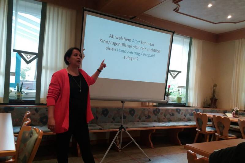 Studienrätin Tanja Renner von der Realschule Pegnitz informierte in der Versammlung des CSU-Ortsverbands Neusorg über das Thema „Ein Smartphone in die Schultüte – oder doch erst zum Übertritt?“. Studienrätin Tanja Renner von der Realschule Pegnitz informierte in der Versammlung des CSU-Ortsverbands Neusorg über das Thema „Ein Smartphone in die Schultüte – oder doch erst zum Übertritt?“.