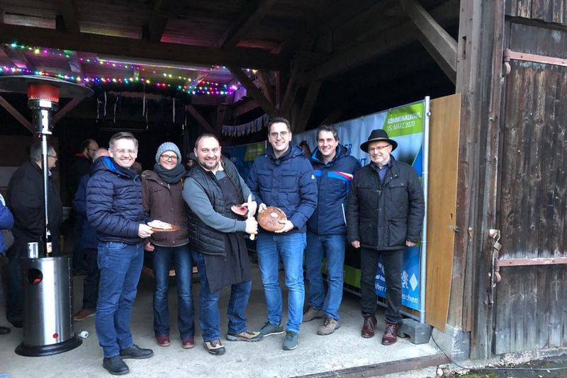 Becher schneidet auf