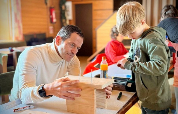 Auch MdB Albert Rupprecht legt fachkundig Hand an.