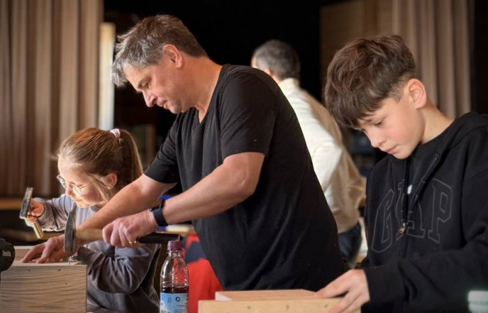 Alt und Jung arbeiten Hand in Hand